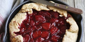 Tarte Rustique aux Fraises à la Poêle