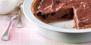 Photo de la Recette: Tarte Tabou au Chocolat avec Sauce Décadente au Chocolat