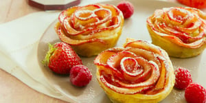 Tartelettes aux Pétales de Pommes et Confiture de Fraises-Framboises