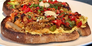 Tartine de Hummus et Légumes Sautés