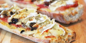 Photo de la Recette: TARTINES AU CAMEMBERT, ESTRAGON ET OIGNONS CONFITS