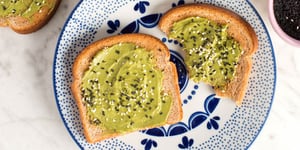 Tartines au Fromage à la Crème avec Thé Matcha et Sésame Noir