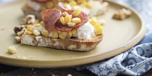 TARTINES AU FROMAGE FRAIS AU MAÏS À LA POIRE ET AU CHORIZO