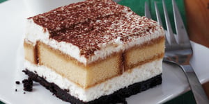 Tiramisu Classique avec une Croûte de Biscuit au Chocolat