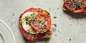 TOASTS AUX TOMATES, À LA MOZZARELLA & AU DUKKA AU BASILIC