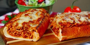 Top Bouffe-réconfort du Pain à L’ail Farci au Spaghetti!