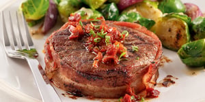 Tournedos de Boeuf Bardés de Bacon et Huile Parfumée aux Fines Herbes et Tomates Séchées
