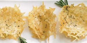 Photo de la Recette: Tuiles de Dentelle au Fromage Parmesan et au Romarin