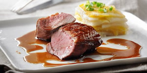 Photo de la Recette: POITRINE DE CANARD DU LAC BRÔME LAQUÉES À L’ÉRABLE ET CROUSTI-FONDANT DE LÉGUMES RACINES
