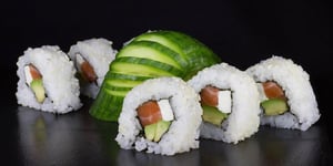 Photo de la Recette: URAMAKI (CALIFORNIA ROLL) AU SAUMON, AVOCAT ET KIRI