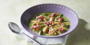 Velouté D’asperges Vertes aux Mini Quenelles à Poêler et Chips de Jambon Cru