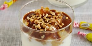 Photo de la Recette: VERRINE AUX POIRES ET AU YAOURT À LA GRECQUE , SAUCE AUX CARAMBARS