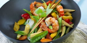 Wok de Crevettes aux Légumes Légèrement Relevé