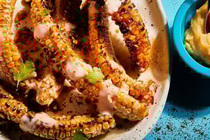 Côtes de Maïs à la Friteuse avec Sauce Épicée au Yogourt à la Noix de Coco