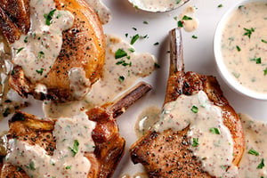 Côtelettes de Porc Garnies de Sauce Crémeuse à la Moutarde
