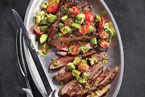 Bifteck de Flanc sur le Barbecue et Salsa Tomates et Avocats