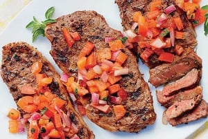 Biftecks au Poivre et Salsa de Tomates Grillées