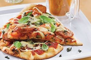 PIZZA AUX SAUCISSES ITALIENNES SUR PAIN NAAN