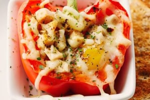 POIVRONS DOUX FARCIS AU POULET ET AUX ŒUFS, CUITS AU FOUR
