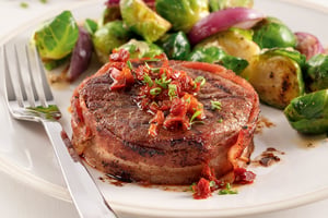 Tournedos de Boeuf Bardés de Bacon et Huile Parfumée aux Fines Herbes et Tomates Séchées