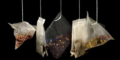 10 Raisons D’enterrer les Sachets de Thé Usagés au Lieu de les Jeter