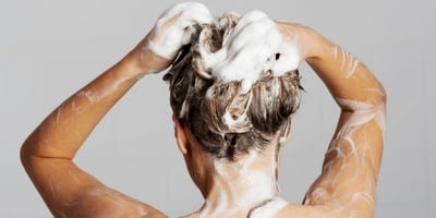 4 Erreurs que vous Faites en vous Lavant les Cheveux 4 Erreurs que vous Faites en vous Lavant les Cheveux