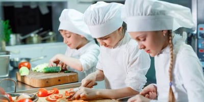 5 Façons D'occuper les Enfants en Cuisine pendant le Confinement 5 Façons D'occuper les Enfants en Cuisine pendant le Confinement