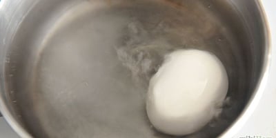 5 Manières D'écaler un Oeuf Dur 5 Manières D'écaler un Oeuf Dur
