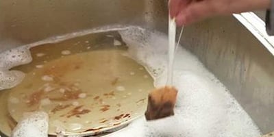 Les Effets Magiques d’un Sachet de Thé sur la Vaisselle