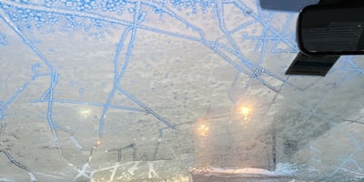 Comment Dégivre-t-on L’intérieur d’une Vitre D'auto en Hiver? Comment Dégivre-t-on L’intérieur d’une Vitre D'auto en Hiver?