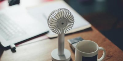 COMMENT RÉSISTER À LA CHALEUR DANS LES BUREAUX NON CLIMATISÉS ? COMMENT RÉSISTER À LA CHALEUR DANS LES BUREAUX NON CLIMATISÉS ?