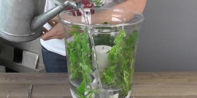 Elle a Pris Deux Vases, des Petites Pierres et une Bougie.. Voyez la création