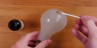 Elle Ajoute de la Vanille sur une Ampoule pour une Raison que plus de Gens Devraient Connaître!