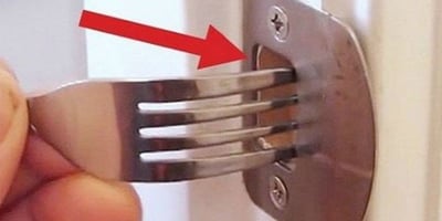 Elle Met Tous les Soirs une Fourchette dans la Serrure… La Raison ? Découvrez-la dans cet Article