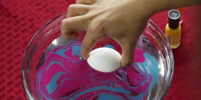 L'Astuce Géniale Pour Décorer Facilement des Oeufs de Pâques
