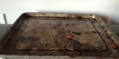 L'Astuce Pour Nettoyer SANS FROTTER une Plaque à Biscuit