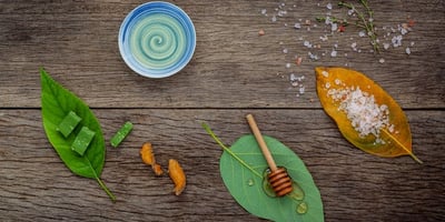 Le Sel Rose de L’Himalaya et le Miel Pourraient Améliorer la Qualité du Sommeil