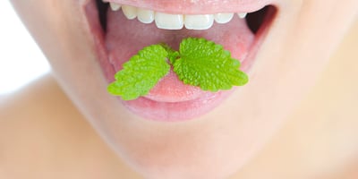 Mauvaise Haleine : 10 Trucs pour s’en Débarrasser