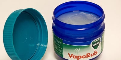 Mettez une Boule de Coton avec du Vicks dans Votre Oreille et Voyez L’effet Très Surprenant