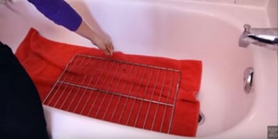 Nettoyez vos Grilles de Four sans Aucun Lavage et Sans Trop D’efforts !