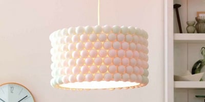 Suspension : Un Luminaire Récup’ à Base de Balles de Ping-Pong