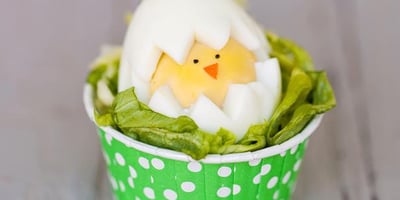 Brunch de Pâques pour les Enfants: Un Poussin Mignon en Oeuf Dur