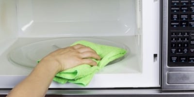 Une Astuce Formidable pour Nettoyer votre Micro-ondes
