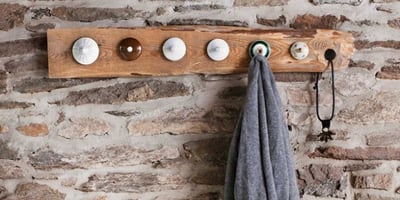 Une Patère au Boutons de Porcelaine Une Patère au Boutons de Porcelaine
