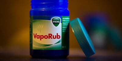 Voici les Utilisations du Vicks VAPORUB qui vous ont Échappé…
