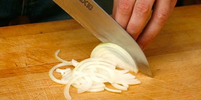 Voici Comment Couper des Oignons sans Pleurer