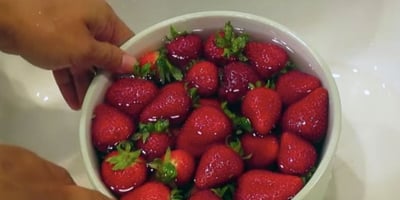 Voici Pourquoi vous Devriez Faire Tremper les Fraises...