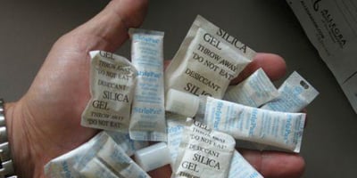Vous Voyez les Petits Sachets Anti-Humidité qui Viennent avec les Chaussures? Si vous les Jetez, vous DEVEZ Absolument Lire Ceci Vous Voyez les Petits Sachets Anti-Humidité qui Viennent avec les Chaussures? Si vous les Jetez, vous DEVEZ Absolument Lire Ceci