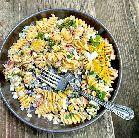 Salade de rue mexicaine : Salade de pâtes et maïs grillé