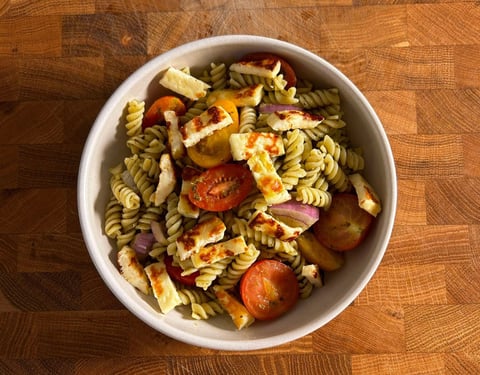 Salade de Fusilli au Pesto et Halloumi Grillé